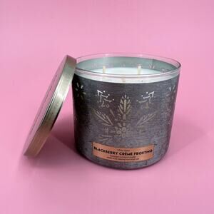 Blackberry Creme Frosting Candle White Barn BBW 3 Wick Jar 14.5 oz 411g
